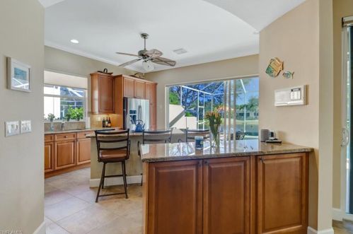 372 Mallory Ct, Naples FL 34110-7042 exterior