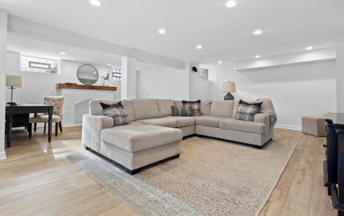 6162 Washington Cir, Milwaukee WI 53213-2472 exterior