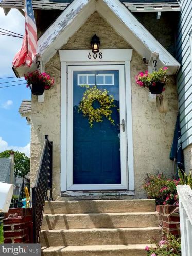 608 Sharp Ave, Manor, PA 19036-2316