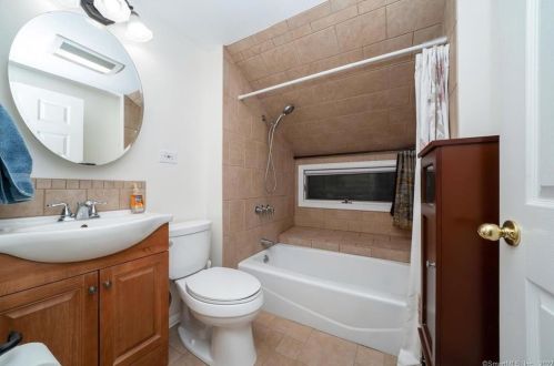 121 Grn Mdw Rd, Milford CT 06461-2258 exterior