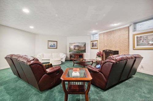 2511 Golf Crst Dr, Rochester MI 48309-4063 exterior