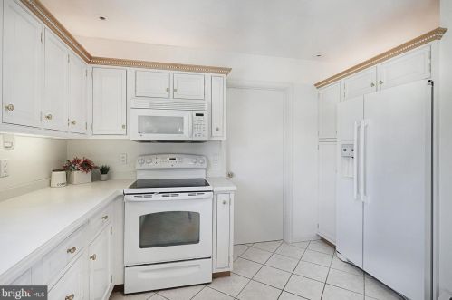 869 Fairview Dr, Hanover PA 17331-9747 exterior