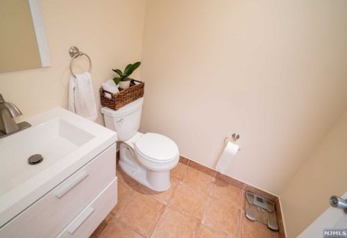 428 Aurora Ave, Cliffside Park NJ 07010-2133 exterior