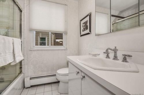 73 Gates Ave, Valley Stream NY 11580-3206 exterior