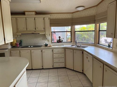 470 Natalie Dr, Fort Pierce FL 34952-7952 exterior