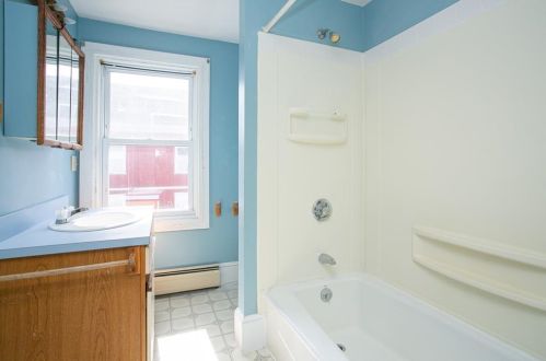 17 Byrnes St, Middletown RI 02840-4059 exterior