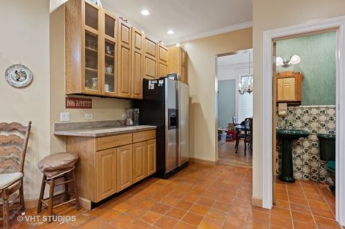 2206 Kenmore Ave, Chicago IL 60613-2916 exterior