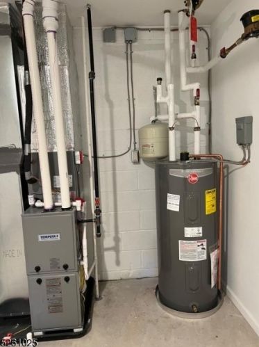 49 Sam Bonnell Dr, Clinton NJ 08809-1105 exterior