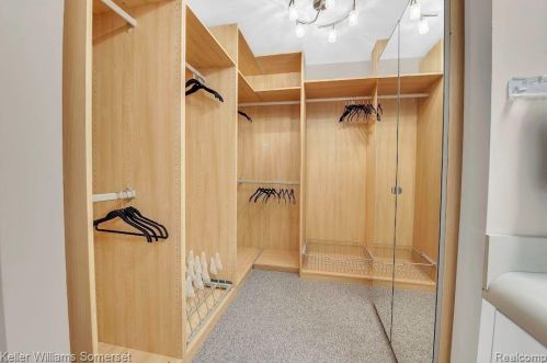 737 Kirts Blvd, Troy MI 48084-4863 exterior