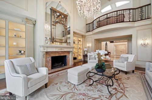 24 Lakewood Dr, Media PA 19063-1807 exterior