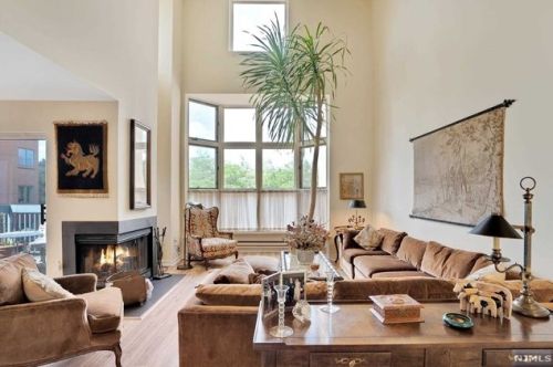 315 Livingston Ct, Edgewater NJ 07020-1639 exterior