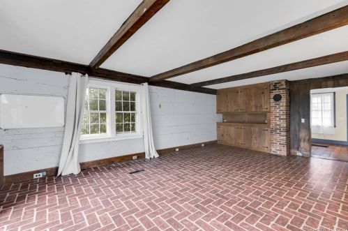 83 Maple St, Ellington CT  06029-3350 exterior