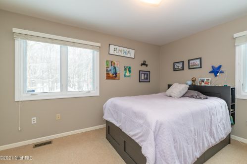 1360 Crooked Lk Dr, Kalamazoo MI 49009-8950 exterior