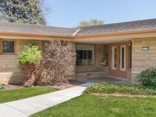 2565 Hunt Club Cir, Milwaukee WI 53209-1867 exterior