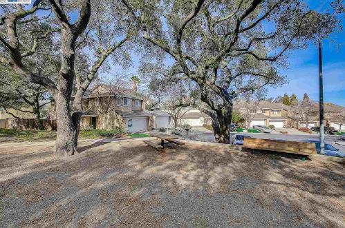 1036 Pinehurst Ct, Concord CA 94521-4532 exterior