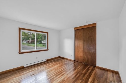 4 Pne Grv Ave, Enfield CT 06082-2617 exterior