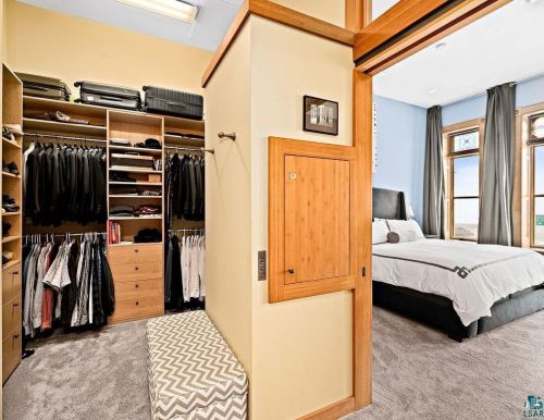 3 Superior St, Duluth MN 55804-2422 exterior