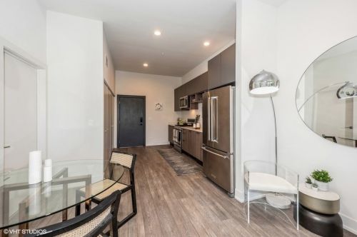 853 Larrabee St, Chicago, IL 60610-2425