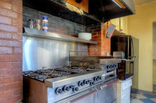 232 Ocean Ave, Middletown RI 02840-6507 exterior