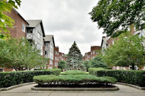 2468 Estes Ave, Chicago IL  60645-3335 exterior