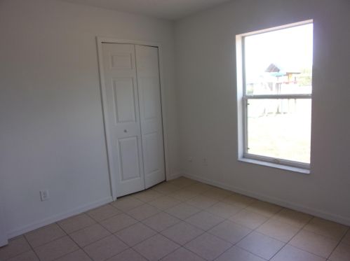 1407 Grapeland Ave, Fort Pierce FL 34952-4951 exterior