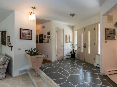 2565 Hunt Club Cir, Milwaukee, WI 53209-1827