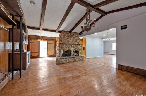 1081 Chestnut St, Valley Stream NY  11580-2157 exterior