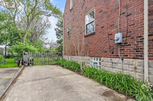 460 Duquesne Dr, Pittsburgh PA  15243-2046 exterior