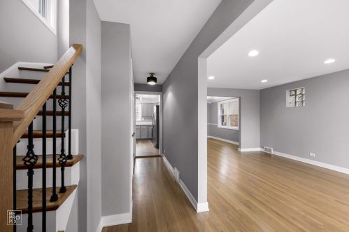 3105 Jerome St, Chicago, IL 60645-1142