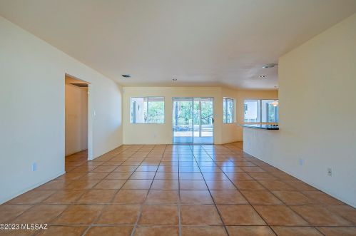 5860 Swan Rd, Tucson AZ 85718-5433 exterior