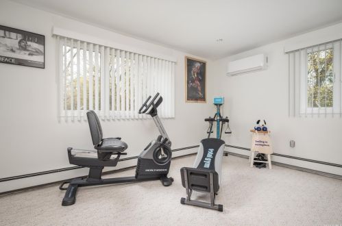 31 Craig Dr, Huntington Station NY 11746-4704 exterior