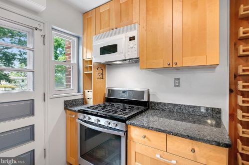 6934 Westhampton Dr, Alexandria VA 22307-1528 exterior