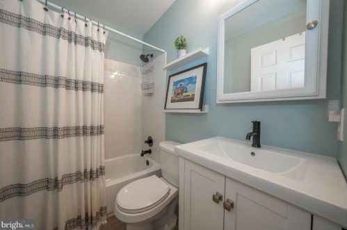 328 Lemonte St, Philadelphia PA 19128-4520 exterior