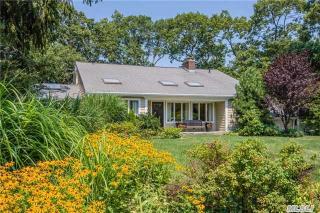 39 Old Town Ln, Hunt, NY 11743-2214