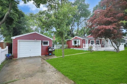 150 Amsterdam Ave, Babylon, NY 11704-4849