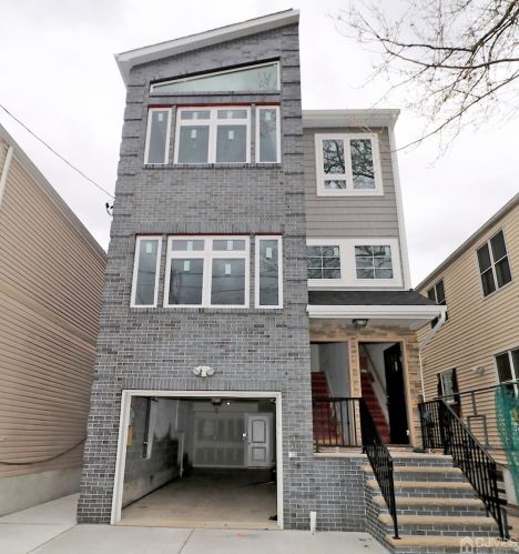 12 Rome St, Newark, NJ 07105-3318