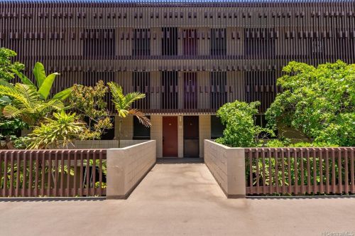 1524 Pensacola St, Honolulu HI  96822-3822 exterior