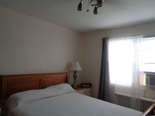 1060 Hunter Ave, Valley Stream NY  11580-3004 exterior