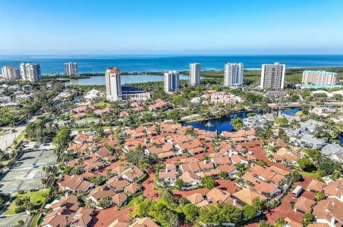 543 Bay Villas Ln, Naples, FL 34108-2811