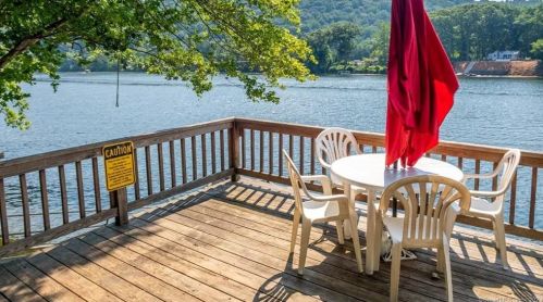 236 Roosevelt Dr, Seymour CT 06483-2118 exterior