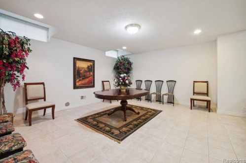 2511 Golf Crst Dr, Rochester MI 48309-4063 exterior