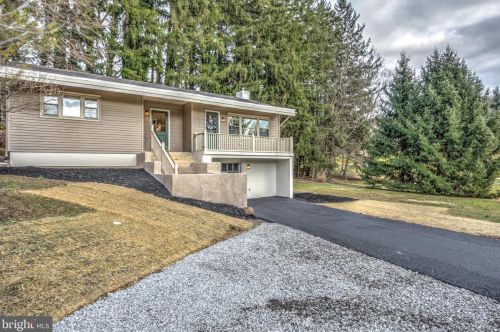 1303 Willow Street Pike, Lancaster PA  17602-4633 exterior