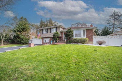 44 Earl Rd, Huntington Station, NY 11747-1350