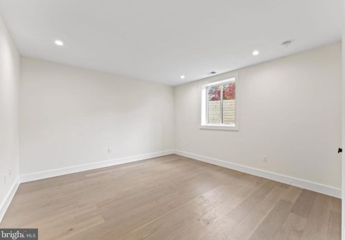 1327 Mayflower Dr, Mc Lean VA 22101-3405 exterior