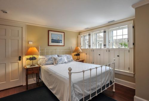 15 Woodbury Ln, Nantucket MA 02554-2151 exterior