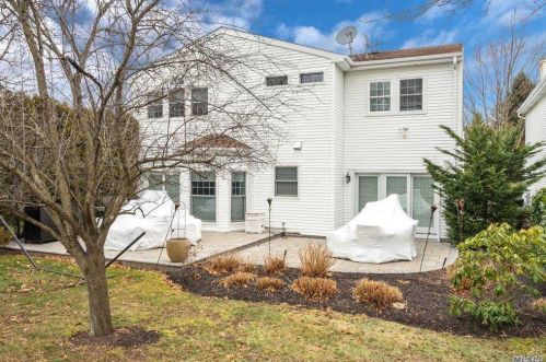 90 Hamlet Dr, Commack NY 11725-4438 exterior