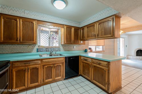 9151 Deer Trl Cir, Tucson AZ 85710-8034 exterior