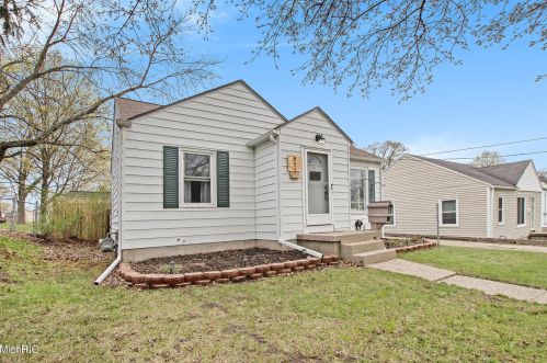 822 Royal Oak St, Wyoming MI exterior