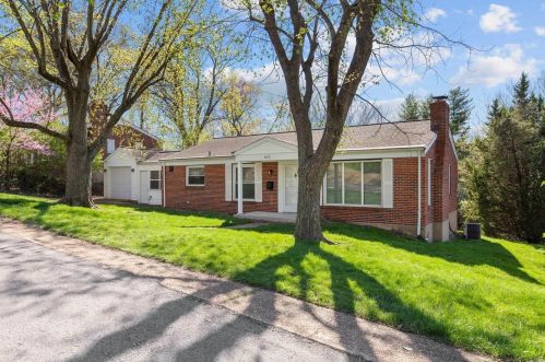 825 Moundale Dr, Saint Louis, MO 63135-1619