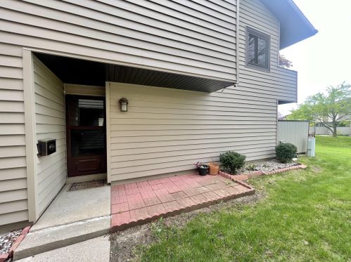 8941 70th St, Milwaukee, WI 53223-2111